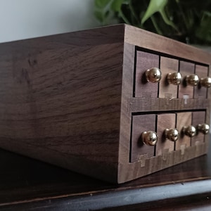 Caja de almacenamiento de nogal hecha a mano: organizador de bolígrafos y joyas, tapa de cristal.