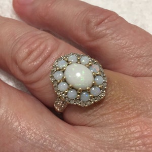 Absolut atemberaubender Vintage 9 Karat GOLD-weißer feuriger OPAL Halo Cluster Ring-Feurige Opale umgeben von DIAMONDS-UK Größe P-Us Größe 7,5 -3,52 Gramm