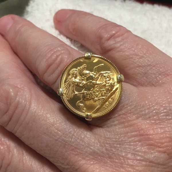 Superb English Vintage 22ct Gold-1967 Full SOVEREIGN Ring-Queen ELIZABETH II-In a 9ct Gold Mount-London 1971-Unisex Design-Uk Size M-Us 6