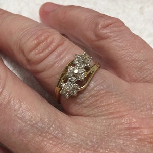 Gorgeous Vintage 9ct GOLD & Genuine DIAMOND Triple DAISY-Flower Ring-Three Diamond Set Flowers Run Across the Front-Uk Size O-Us Size 7
