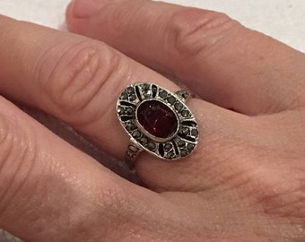 Wonderful Vintage Sterling SILVER & GARNET Ring-Lovely Oval Shaped Stone Surrounded by MARCASITES-Uk Size M 1/2-Us 6.25 - 4.05 grams