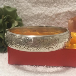 Beautiful Quality Vintage ENGLISH Sterling SILVER Bangle-Hand Engraved Front-Polished Back-Joseph Smith-Chester 1956-Weighs 23.47 grams