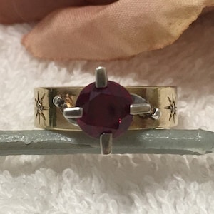 Magnífico Vintage 1970&#39;s 9ct Gold-GARNET CZ & DIAMOND Dress Ring-Beautiful Classic Retro Design-Solid Wide Band-UK Size K 1/2-US Size 5 3/8