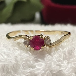 Outstanding Vintage 9ct GOLD-RUBY and Cubic ZIRCONIA Ring-Ruby Flanked by 2 Cubic Zirconia-Cross Over Design-Uk size V-Us size 10 & 5/8