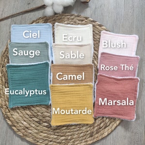K&ouml;nnte beinhalten: Neun Stoffmuster, die in einem Kreis auf einer gewebten Oberfl&auml;che angeordnet sind. Die Muster sind mit den folgenden Farben beschriftet: Ciel, Sauge, Eucalyptus, Camel, Moutarde, Ecru, Sable, Blush, Rose Th&eacute; und Marsala.