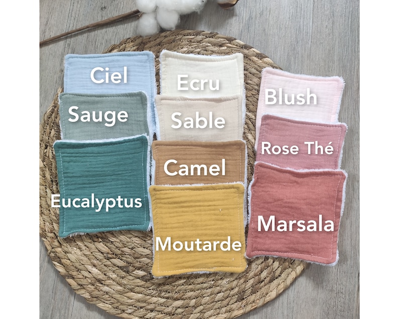 K&ouml;nnte beinhalten: Neun Stoffmuster, die in einem Kreis auf einer gewebten Oberfl&auml;che angeordnet sind. Die Muster sind mit den folgenden Farben beschriftet: Ciel, Sauge, Eucalyptus, Camel, Moutarde, Ecru, Sable, Blush, Rose Th&eacute; und Marsala.