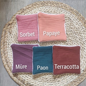 K&ouml;nnte beinhalten: F&uuml;nf quadratische Waschlappen aus Baumwolle in verschiedenen Farben mit wei&szlig;em Rand. Die Farben sind Sorbet (rosa), Papaya (orange), M&ucirc;re (lila), Paon (gr&uuml;n) und Terrakotta (braun).