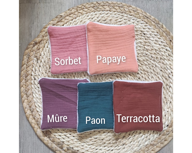 K&ouml;nnte beinhalten: F&uuml;nf quadratische Waschlappen aus Baumwolle in verschiedenen Farben mit wei&szlig;em Rand. Die Farben sind Sorbet (rosa), Papaya (orange), M&ucirc;re (lila), Paon (gr&uuml;n) und Terrakotta (braun).