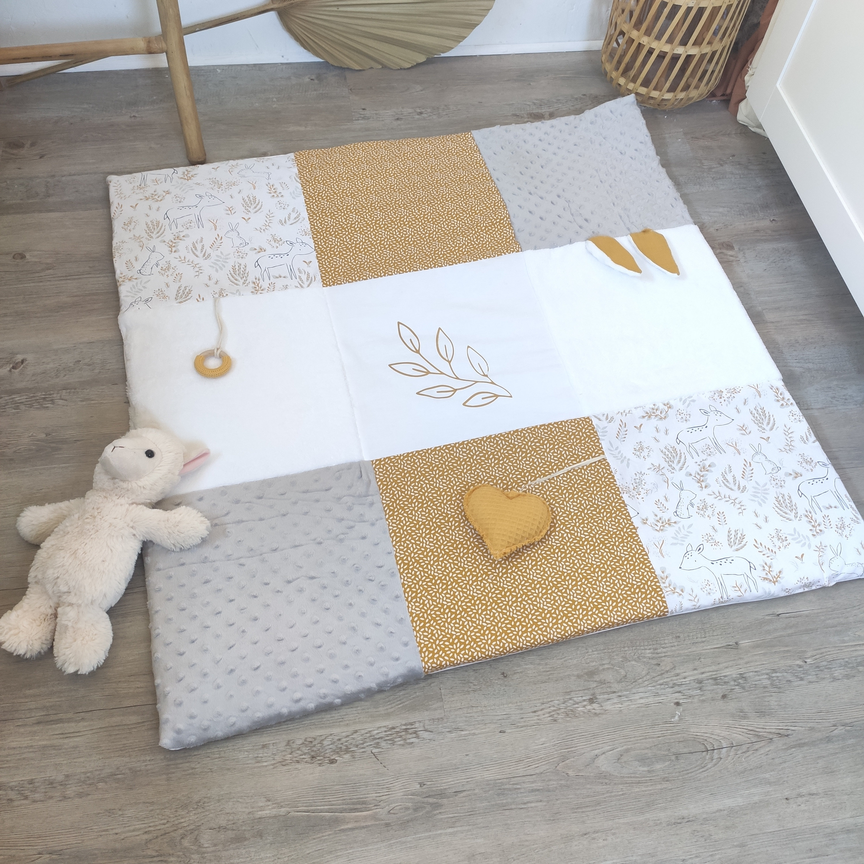 Tapis d'éveil sensoriel bébé thème faons et lapins de printemps