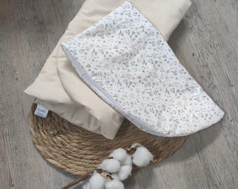 Topponcino Montessori ovaal kussen en zijn blauwe bloemenkatoenen hoes