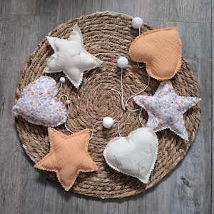 Sterngirlanden-Dekoration fürs Babyzimmer aus Baumwolle mit Sommerblumenmotiv