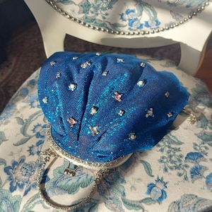 Glänzende blaue Tasche. Partytasche. Glitzernde, funkelnde Tasche.