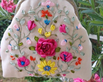 Borsa beige con ricami a mano. Borsa estiva. Pochette beige. Borsa botanica. Arte da indossare.