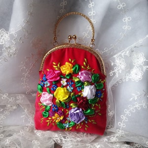 Rote Tasche mit Rosen.