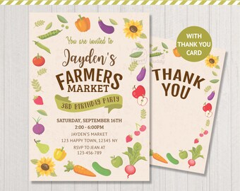 Pode incluir: Convite para uma festa de aniversário com tema de Mercado de Agricultores, com um cartão de agradecimento a condizer. O convite apresenta ilustrações coloridas de frutas e vegetais, com o texto "Jayden's Farmers Market 3rd Birthday Party".