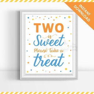 Może przedstawiać: Drukowana tabliczka z białym tłem i niebieskimi i pomarańczowymi kropkami. Tabliczka zawiera napis "Two is Sweet Please Take a Treat" w niebieskim i pomarańczowym kolorze.