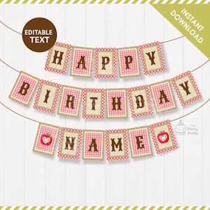 Może przedstawiać: Świąteczny baner z napisem "HAPPY BIRTHDAY NAME" w brązowych literach na indywidualnych czerwonych kratowanych i jutowych flagach. Baner zawiera grafikę jabłka oraz słowa "EDITABLE TEXT" i "INSTANT DOWNLOAD".