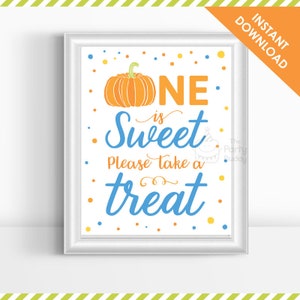 以下が含まれることがあります： かぼちゃ、青とオレンジのドット、そして「One is Sweet Please Take a Treat」というテキストが書かれた印刷可能なサインです。