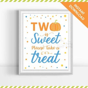 Może przedstawiać: Drukowana tabliczka na przyjęcie z okazji drugich urodzin z dynią i tekstem "Two is Sweet. Please take a treat." w kolorze niebieskim i pomarańczowym na białym tle z żółtymi i niebieskimi kropkami.