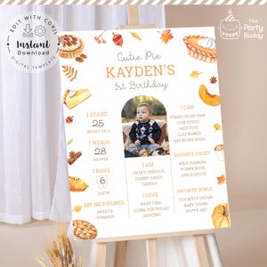 Puede incluir: Un letrero personalizado de primer cumpleaños con el nombre "Kayden" y el texto "Cutie Pie". El letrero incluye una foto, medidas, comidas favoritas, canciones y apodos. El letrero mide 63,5 cm de alto y pesa 12,7 kg.