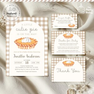 Puede incluir: Un conjunto de papelería para baby shower con un gráfico de tarta y un patrón de cuadros. La invitación dice "A Little Cutie Pie is on the Way!" e incluye los detalles del evento. Tarjetas: "Diaper Raffle", "Books for Baby" y "Thank You".