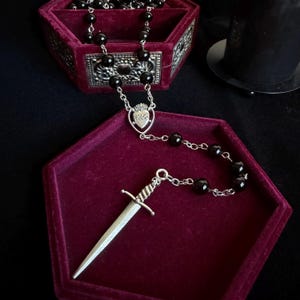 Terço gótico preto com espada e Sagrado Coração, colar longo alternativo, punk, grunge, moda feminina gótica, presente para garota gótica, bruxa