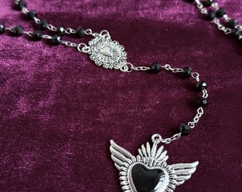 Rosario goth nero, collana lunga con cuore sacro, lariat necklace accessorio vittoriano dark coquette vampirecore punk grunge