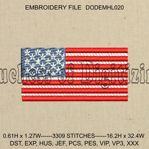 Puede incluir: Un diseño de bandera americana bordada en rojo, blanco y azul. La bandera mide 1,55 cm de alto y 3,23 cm de ancho. Contiene 3309 puntadas. Los formatos de archivo disponibles son DST, EXP, HUS, JEF, PCS, PES, VIP, VP3 y XXX.