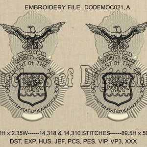 以下が含まれることがあります： 米国空軍保安部隊のバッジの画像が2つあるベージュの刺繍ファイル。バッジにはハクトウワシ、星と花輪が付いた盾、そして「Security Forces Department of the Air Force United States of America」というテキストが描かれています。ファイルには14,318と14,310のステッチが含まれており、高さ8.94cm、幅5.97cmです。