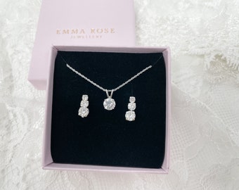 Petit ensemble délicat de boucles d’oreilles et pendentif en 3 pierres - Ensemble de bijoux en diamant simulé en argent sterling - trilogie - Anniversaire - Cadeau de Noël