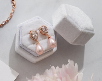 Pendientes de perla en forma de lágrima de color rosa claro: joyería nupcial