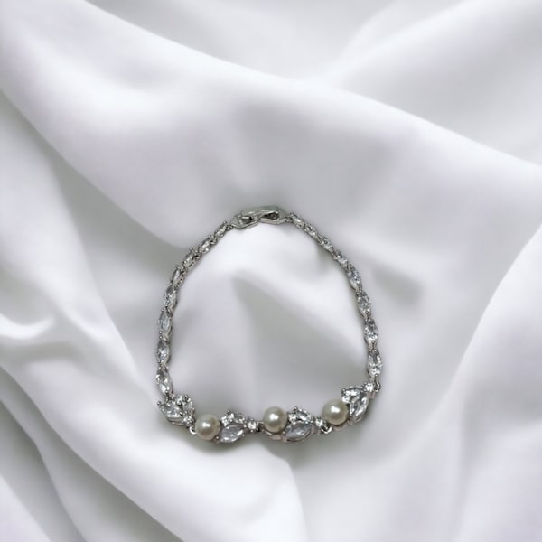 Delicate pearl and crystal bracelet, Bridal Bracelet, Wedding Jewellery, Silver Bracelet