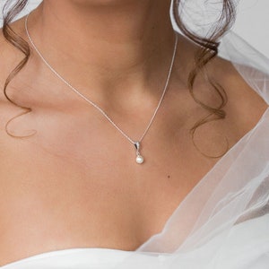 Small Delicate Pearl Bridal necklace Jewellery, Teardrop Pearl Wedding Jewellery, Earrings Necklace Set, Crystal and Pearl