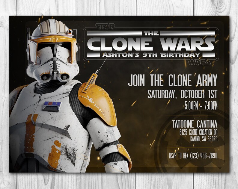 Puede incluir: Una invitaci&oacute;n a una fiesta de cumplea&ntilde;os con tem&aacute;tica de Star Wars con un soldado clon de las Guerras Clon. La invitaci&oacute;n incluye el texto "&Uacute;nete al ej&eacute;rcito clon" y los detalles de la fiesta, incluida la fecha, la hora y el lugar. La invitaci&oacute;n est&aacute; dise&ntilde;ada para parecerse a un p&oacute;ster vintage de Star Wars.
