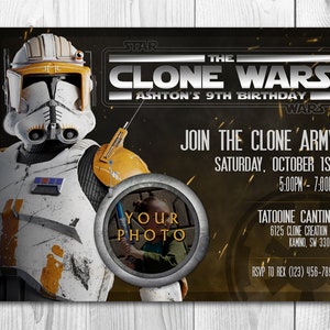 Puede incluir: Una invitaci&oacute;n de cumplea&ntilde;os con tem&aacute;tica de Star Wars con un soldado clon de la serie animada Clone Wars. La invitaci&oacute;n es para el 9&ordm; cumplea&ntilde;os de Ashton e incluye el texto "&Uacute;nete al ej&eacute;rcito clon" y "Cantina de Tatooine".