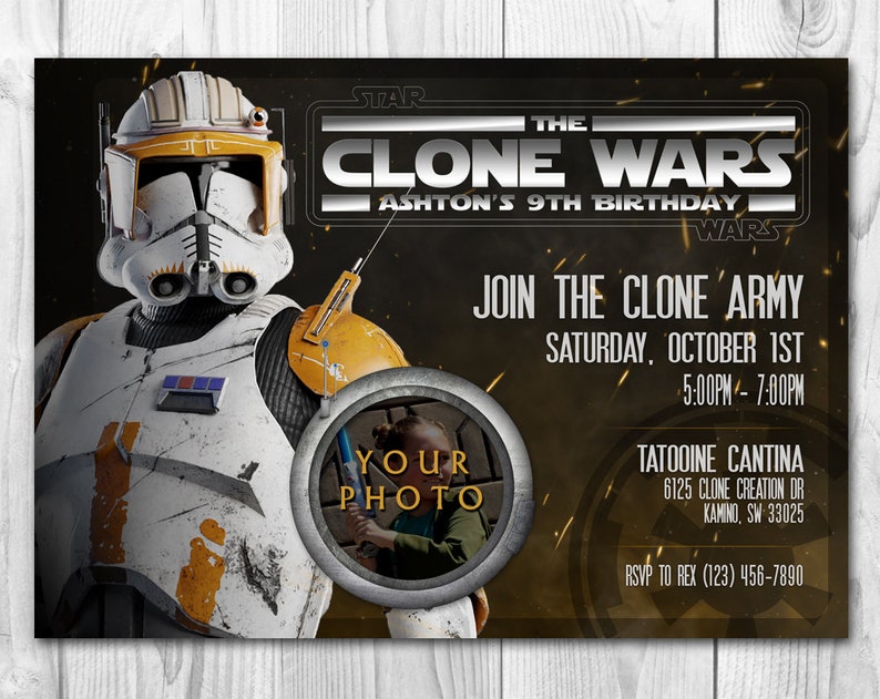 Puede incluir: Una invitaci&oacute;n de cumplea&ntilde;os con tem&aacute;tica de Star Wars con un soldado clon de la serie animada Clone Wars. La invitaci&oacute;n es para el 9&ordm; cumplea&ntilde;os de Ashton e incluye el texto "&Uacute;nete al ej&eacute;rcito clon" y "Cantina de Tatooine".