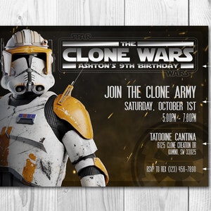 Puede incluir: Una invitaci&oacute;n de cumplea&ntilde;os con tem&aacute;tica de Star Wars con un soldado clon de la serie animada Clone Wars. La invitaci&oacute;n es para el 9&ordm; cumplea&ntilde;os de Ashton e incluye el texto "&Uacute;nete al ej&eacute;rcito clon" y detalles sobre la fiesta, incluida la fecha, la hora y el lugar.