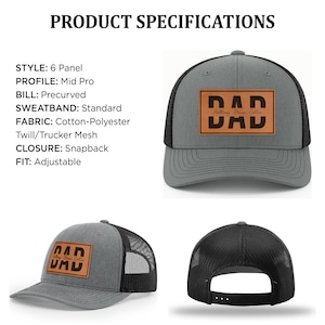 K&ouml;nnte beinhalten: Grau-schwarze Trucker-Cap mit dem Wort "DAD" auf einem braunen Patch. Darunter steht "Anthony Brian Collin". Die Cap hat einen vorgekr&uuml;mmten Schirm und einen verstellbaren Snapback-Verschluss.