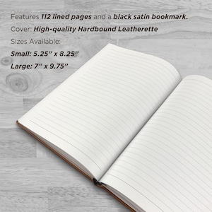 K&ouml;nnte beinhalten: Ein offenes Notizbuch mit wei&szlig;en linierten Seiten und einem schwarzen Satin-Lesezeichen. Der Einband besteht aus festem Kunstleder. Verf&uuml;gbare Gr&ouml;&szlig;en sind 13,34 cm x 20,96 cm und 17,78 cm x 24,77 cm. Das Notizbuch umfasst 112 linierte Seiten.
