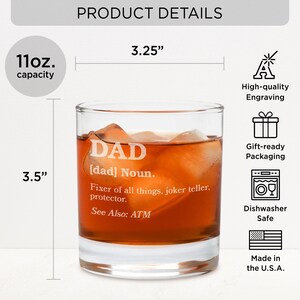 Puede incluir: Un vaso transparente lleno de un l&iacute;quido marr&oacute;n y cubitos de hielo. El vaso tiene grabada la palabra "DAD", junto con una definici&oacute;n. El vaso mide 8,89 cm de alto y 8,26 cm de ancho, con una capacidad de 325 ml.