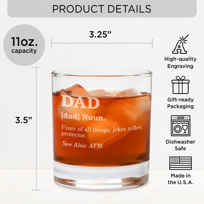 Puede incluir: Un vaso transparente lleno de un l&iacute;quido marr&oacute;n y cubitos de hielo. El vaso tiene grabada la palabra "DAD", junto con una definici&oacute;n. El vaso mide 8,89 cm de alto y 8,26 cm de ancho, con una capacidad de 325 ml.