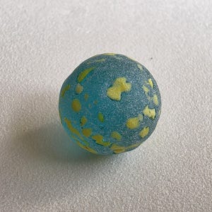 Canica de auténtico cristal marino. Canica azul turquesa intenso con vetas amarillas.