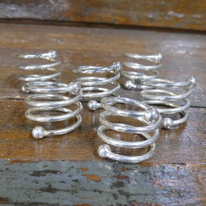 Juego de 6 servilleteros vintage en tono plateado con forma de círculo rodante