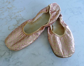 Vintage Pink & Gold Lame Slippers - Pretty House Shoes - Marilyn Monroe Style - Size 7