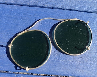 Vintage Round Green Clip On Sunglasses Gold Tone Frames Retro Style