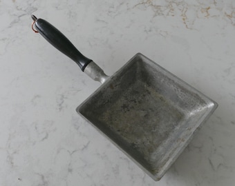 Sartén cuadrada de aluminio BREMER - Mango de madera negra con gancho de ojo #110117 USA