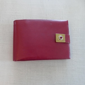 Cartera vintage Amity de cuero rojo de dos pliegues con portamonedas, cierre a presión con diamantes de imitación, nunca usada: ¡gran idea para un regalo!