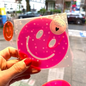 Neon raamhanger met smiley van acryl – Hangende decoratie in roze, oranje en geel – Raamhanger in retro design – Cadeau voor een goed humeur – 10 cm / 20 cm