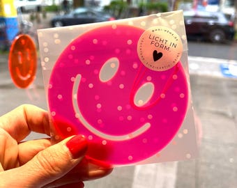 Smiley Suncatcher Neon aus Acryl – Hängende Deko in Pink, Orange, Gelb – Sonnenfänger Retro Design – Geschenk Gute Laune – 5cm/10cm / 20cm