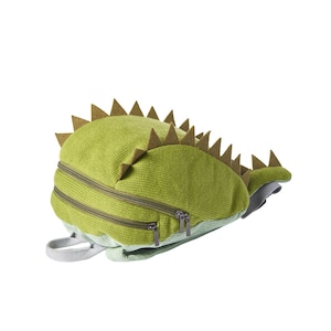 Può includere: Uno zaino di maglia verde con punte in feltro marrone, che ricorda un dinosaurus. Lo zaino ha due scomparti con cerniera e una cinghia verde chiaro.